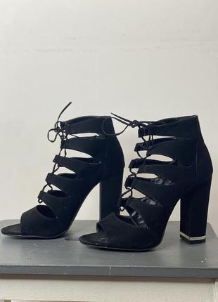 Черные замшевые босоножки на шнуровке new look
