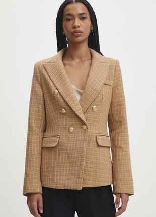Трендовый твидовый пиджак на подкладке базового цвета