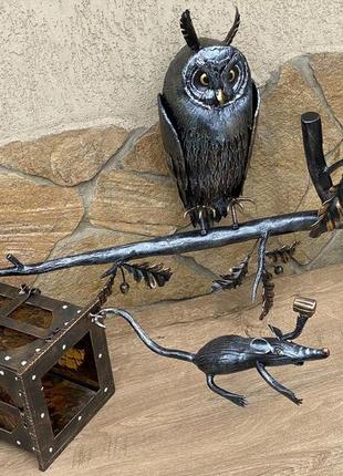 Выкованный вручную уличный настенный бра в виде совы сидящей на дубовой ветке с желудями и листьями и мыши под
