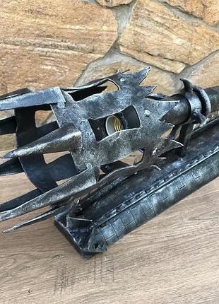 Настенный светильник в средневековом декоре