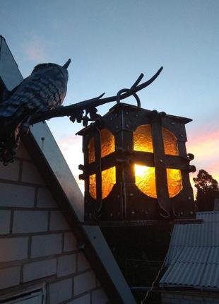 Выкованный вручную уличный светильник в виде совы сидящей на дубовой ветке с желудями и листьями4 фото
