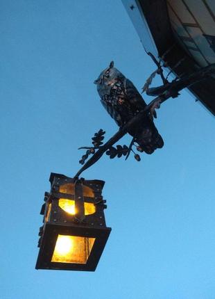 Выкованный вручную уличный светильник в виде совы сидящей на дубовой ветке с желудями и листьями3 фото