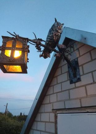 Выкованный вручную уличный светильник в виде совы сидящей на дубовой ветке с желудями и листьями6 фото
