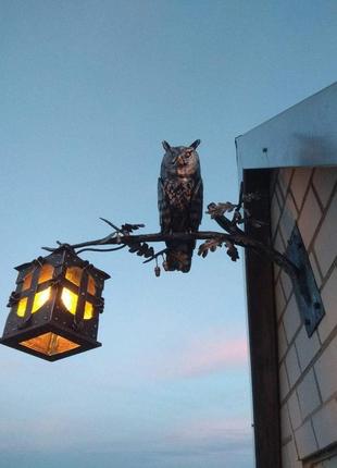 Выкованный вручную уличный светильник в виде совы сидящей на дубовой ветке с желудями и листьями5 фото