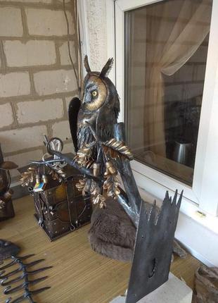 Выкованный вручную уличный светильник в виде совы сидящей на дубовой ветке с желудями и листьями8 фото
