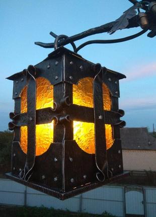 Выкованный вручную уличный светильник в виде совы сидящей на дубовой ветке с желудями и листьями2 фото