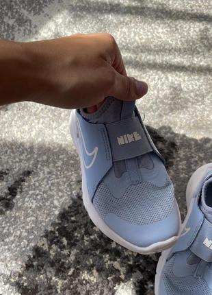 Стильні легкі кросівки