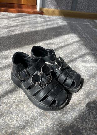 Стильні чудові босоніжки