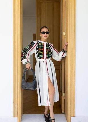Платье вышитое