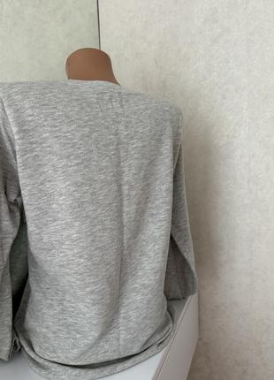 Красивый стильный женский свитшот, свитер, бантик серого цвета с принтом5 фото