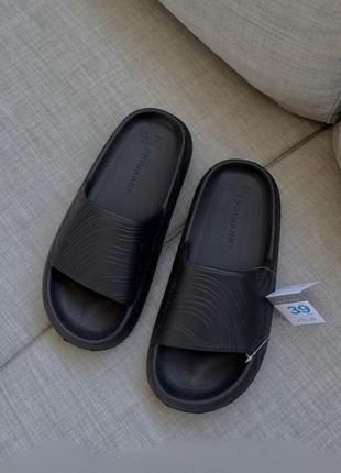 Черные шлепанцы primark