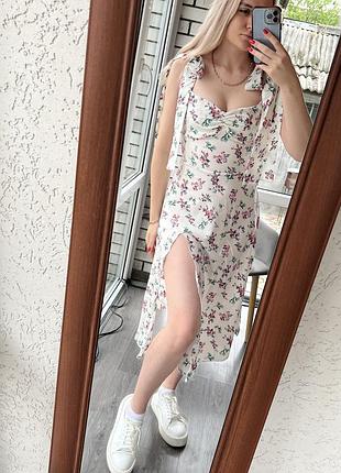 Біла довга сукня міді в квітковий принт з розрізом чашкою та бантами замість бретелей (регулюються)