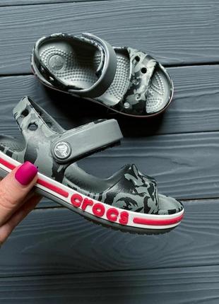 Крокс сандалі сірі дитячі crocs bayaband kids printed sandal slate grey10 фото