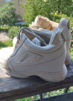 Белые женские кроссовки