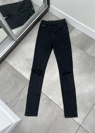 Черные джинсы скинни с разрезами на коленях