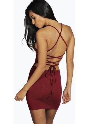 Стильное платье со шнуровкой на спине цвета бургунди boohoo