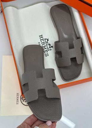 Шльопанці в стилі hermes
