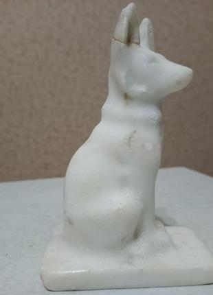 Скульптура собака камень