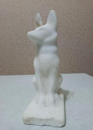 Скульптура собака камень