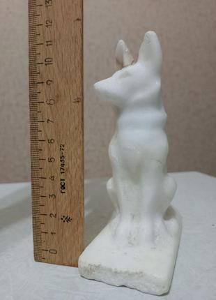 Скульптура собака камень