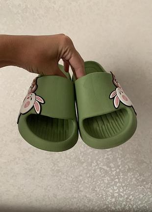 Крокси, резинові тапочки