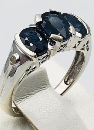 Каблочка из белого золота с сапфиром и бриллиантом