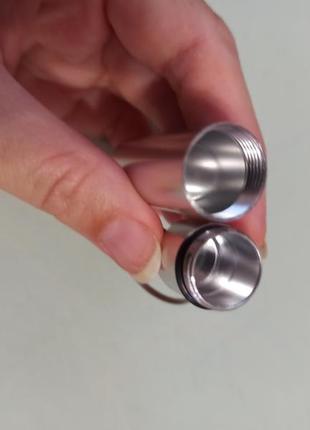 Металлический брелок для таблеток, таблетка