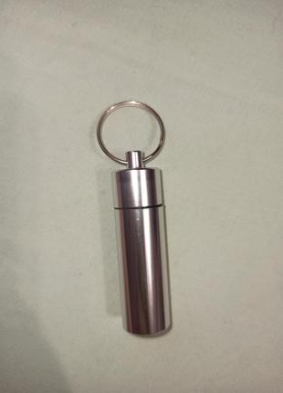 Металлический брелок для таблеток, таблетка