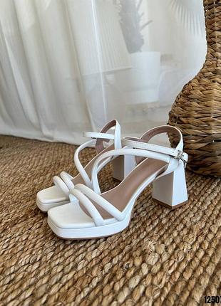 Белые женские босоножки