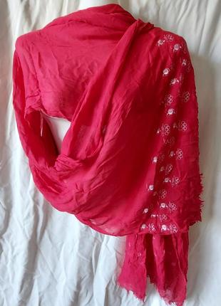 Легкий красный шарф