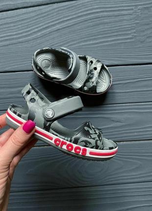 Крокс сандалі сірі дитячі crocs bayaband kids printed sandal slate grey