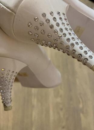 Туфли белые с камнями swarovski
