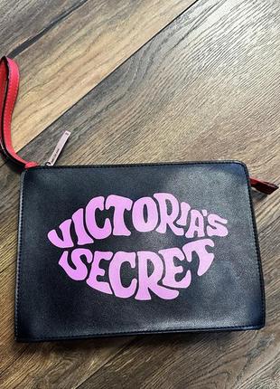 Вместительный клатч-косметичка victoria’s secret виктория сикрет с ручкой для ношения на руке