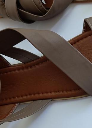 Босоніжки нові