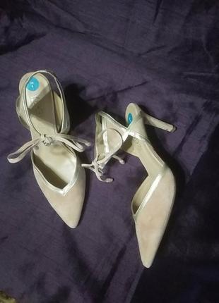 Слінбекі босоніжки човники замшові ніжно персикового кольору з золотистою окантовкою, виробництва іспанії, бренд vexed shoes