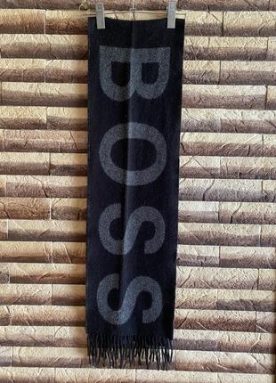 Брендовый шарф.