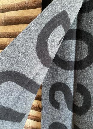 Брендовый шарф.