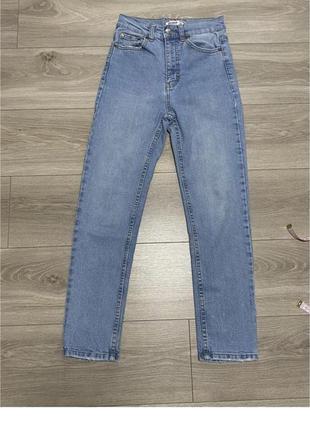 Прямые джинсы