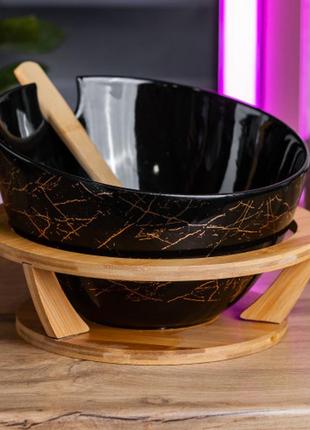 Элегантная салатница керамическая на деревянной подставке современный и стильный вид с ложкой и вилкой