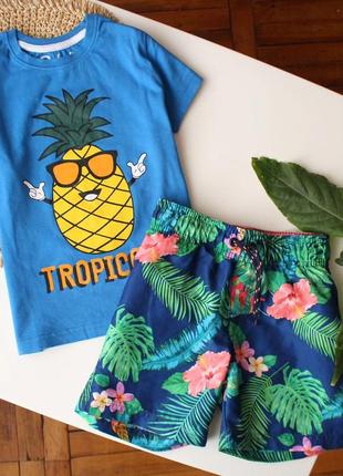 Яркий комплект на лето футболка и + шорты в тропический принт