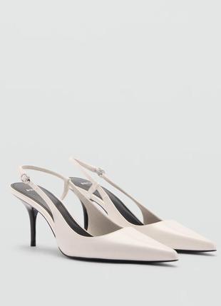 Туфлі на підборах із гострим носком
