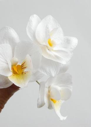 Шпильки з білими орхідеями в зачіску нареченої, весільні шпильки з квітами4 фото