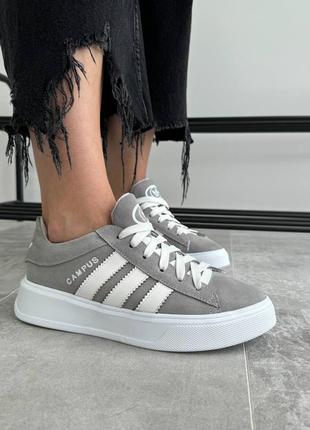 Жіночі світло сірі замшеві кросівки у стилі adidas campus з білими полосками та білою підошвою, з натуральної замші
