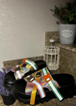 Эффектные шлепанцы на платформе со светоотражающими лентами