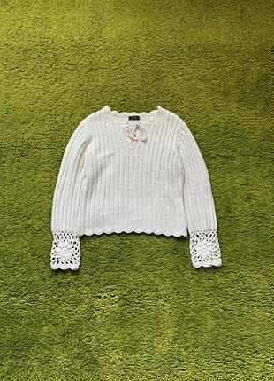 Красивый свитер с кружёвом бренда oui