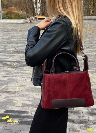 Вмістовна жіноча бордова сумка саквояж з кишенями з натуральної замши та шкіри жіноча вишневого кольору3 фото