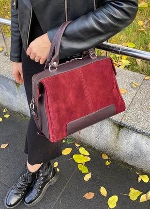 Вмістовна жіноча бордова сумка саквояж з кишенями з натуральної замши та шкіри жіноча вишневого кольору2 фото