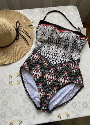 Актуальний суцільний купальник