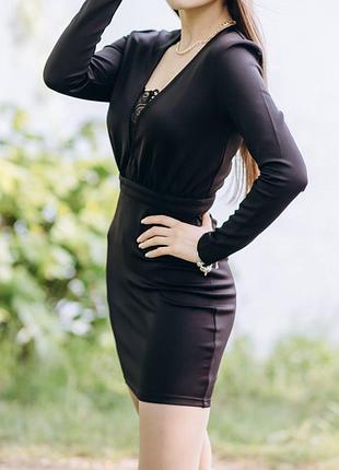 Черная силу-платье с кружевом на вырезе.