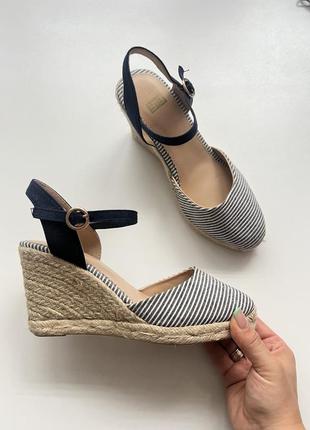 Текстильные босоножки женские